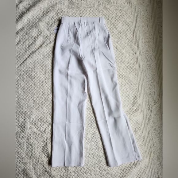 White size small pants, fitted at the waist and loose in the leg area - Picture 2 of 4